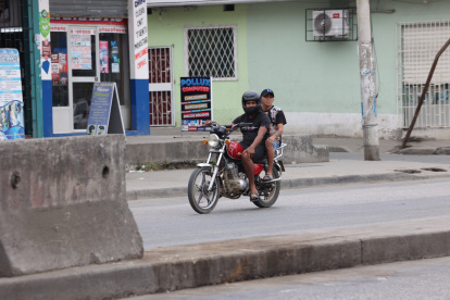 La circulación de dos personas en moto está prohibida desde junio pasado, debido a inseguridad.