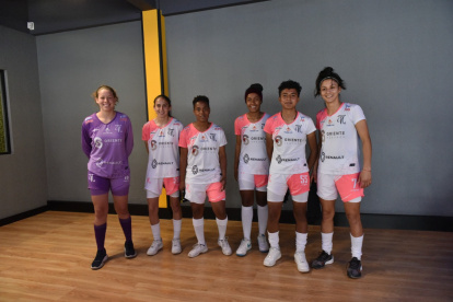 Ivanna Macías (i), Geomara Guzhñay, María Mina, Esperanza Ordóñez, Gisel Benavides y Lucía Zarza (d) son los refuerzos de Ñañas.