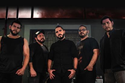evolución. Se iniciaron como un proyecto de nu metal, pero su sonido se ha ido renovando con influencias metalcore y post hardcore.