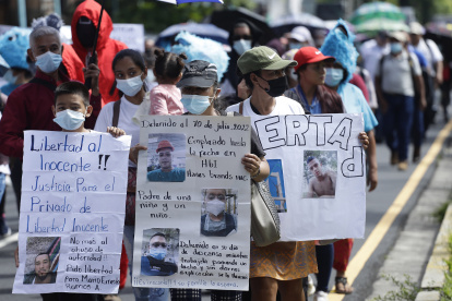 Un grupo de salvadoreños pidió el martes pasado la libertad de sus familiares detenidos durante el régimen de excepción.
 /