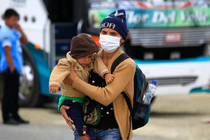 Ciudadanos venezolanos llegan a migración en la zona fronteriza de Huaquillas (Ecuador), en una fotografía de archivo.