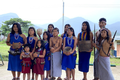 Fotografía cedida hoy por Trotsky Riera-Vite que muestra a habitantes indígenas del Centro Shuar Kiim, en la provincia de Zamora Chinchipe (Ecuador).