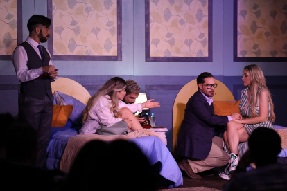 Jeff Nieto, Nikki Mackliff, José Andrés Caballero, Juan Carlos Román y Érika Vélez protagonizan esta divertida obra con giros sorprendentes en su trama.