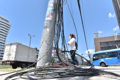 Al alcance. Los alambres obstruyen además, la circulación de los peatones por las aceras, poniéndolos en peligro de tropezar.