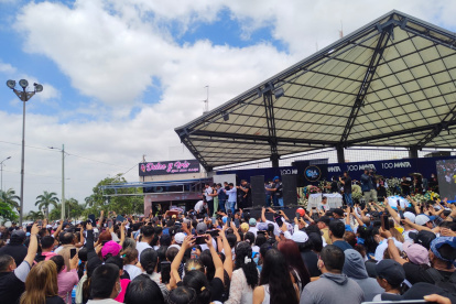 Miles de personas se dieron cita para despedir al periodista.