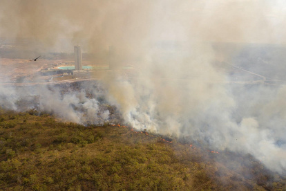Fotografía de archivo de un incendio forestal en las cercanías de la ciudad de Cuiabá en el estado de Mato Grosso (Brasil).