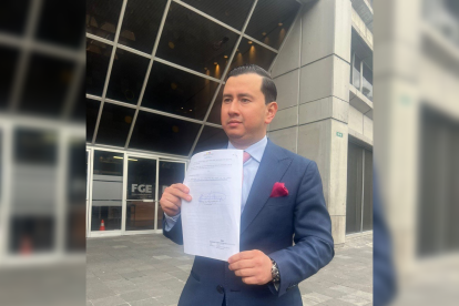 El asambleísta Ferdinan Álvarez antes de ingresar a la Fiscalía.