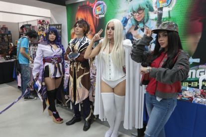 Camaleónica. La cosplayer María de los Ángeles Camones (de blanco) en uno de sus personajes favoritos: Emma Grace Frost, de X-Men.