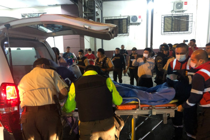 Conmoción. Marco Antonio Enríquez, hermano del sargento herido, desde los exteriores de la ambulancia rogaba que su hermano alcance a llegar.