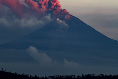 Fotografía de archivo en la que se registró una fumarola expelida por el volcán Sangay