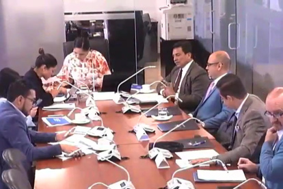 La Comisión de Régimen Económico y Tributario y su Regulación y Control, de la Asamblea Nacional, escucha a Oswaldo Rosero, gerente subrogante de Flopec.