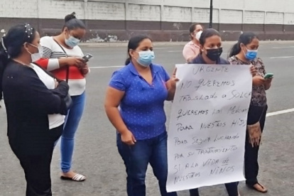 Madres de familia de niños con cáncer en un plantón por mejor atención médica y medicinas para sus niños en Guayaquil-