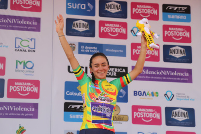 Ana Vivar, del Movistar Best PC, subió al podio como la más destacada en la categoría sub-23 y también como la mejor extranjera de la Vuelta a Colombia.