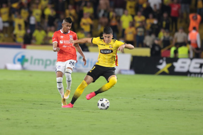 Barcelona y Católica dividen honores al término del primer tiempo.