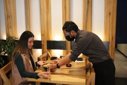 Gastronomía. En Umai Ramen se pueden llegar a comercializar unos 60 platos al día de la tradicional sopa japonesa. Ahora cuenta con tres locales en el norte de Quito y en Cumbayá.