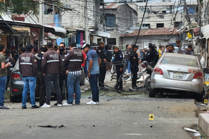 Elementos de la Policía Judicial recaban indicios de la explosión en el Cristo del Consuelo.