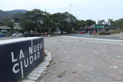 El Municipio de Guayaquil ha dicho que la cortina de agua digital se convertirá en un “nuevo ícono de acceso a Guayaquil”, y se levantará frente a la cooperativa Portete de Tarqui.