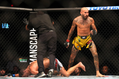 Chito Vera festeja tras la gran victoria sobre Dominik Cruz. Fue su décimo triunfo por finalización, nueva marca en peso gallo de la UFC.