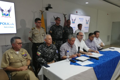 En el comando de la zona 8 se dio. Una rueda de prensa por el caso bomba en el Cristo del. Consuelo