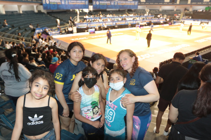 Cristina Ortega (d) con sus pupilos de la Federación Deportiva de Chimborazo desde las gradas el Mundial Junior.