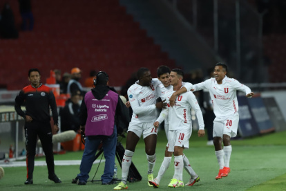 Alexander Alvarado celebra con sus compañeros el único gol del partido.