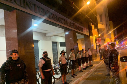 Las oficinas de la Superintendencia de Bancos se encuentran resguardadas por agentes policiales