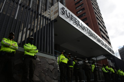 El resguardo policial que inicio la noche del 14 de agosto se mantiene hoy tanto en Quito como en Guayaquil.