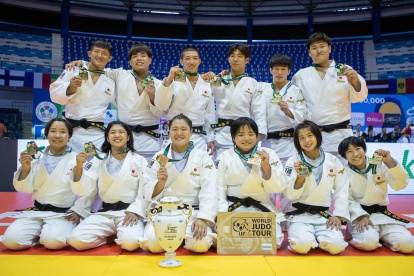 La delegación nipona con los oros y trofeo conseguidos en el campeonato.