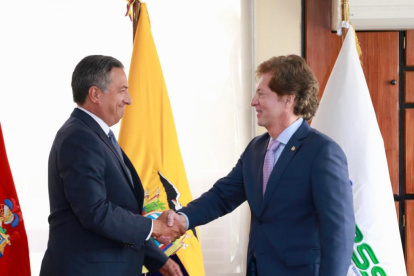 El presidente del Consejo Directivo del IESS, Alfredo Ortega (derecha) le dio la bienvenida a Diego Salgado (izquierda) como nuevo director general del Instituto.