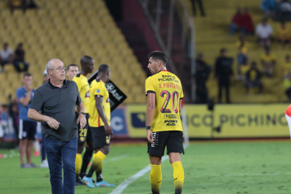Jorge Célico (i), entrenador de Barcelona, está obligado a encontrar un generador de juego en Barcelona, esto a causa de la partida de Emmanuel Martínez.