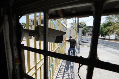 Colocar cámaras y rejas en las peatonales, así como contratar guardias ha sido una necesidad para los vecinos de Guayacanes.