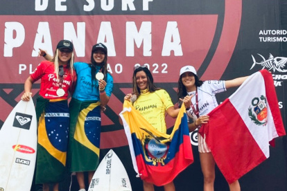 Mimi con la bandera de Ecuador posa con las dueñas del podio del campeonato en la categoría Open Damas de Panamá.