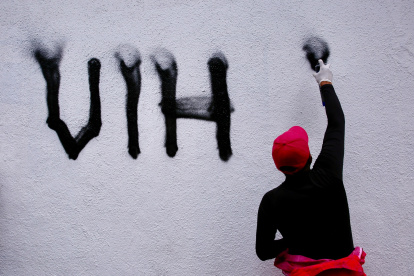 Ciudad de México. Una persona portadoras de VIH pinta una fachada.