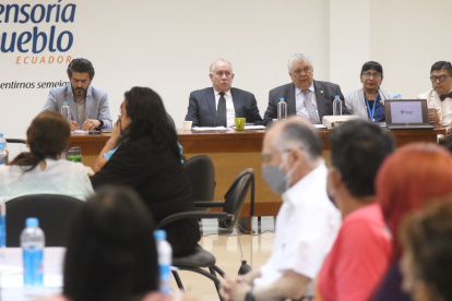 La Defensoría del Pueblo inauguró este mecanismo para hallar solución a la falta de medicinas. Faltó el delegado de Finanzas.