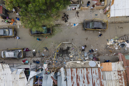 Vista aérea de los daños causados por un atentado explosivo en el barrio Cristo del Consuelo, en Guayaquil.