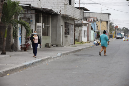 En el sitio del suceso hay temor, pues creen que el acto corresponde al crimen organizado, que trataría de dominar en el sector, que es cercano a los puertos del sur de la urbe y a la Aduana.