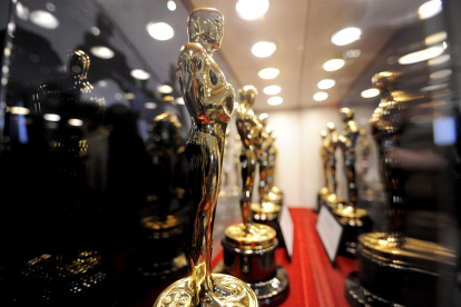 Fotografía de archivo en la que se registró una hilera de estatuillas de los premios Óscar.