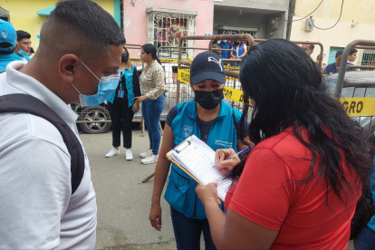 Recorrido. Funcionarios del Ministerio de Inclusión receptó datos de las víctimas colaterales del atentado.