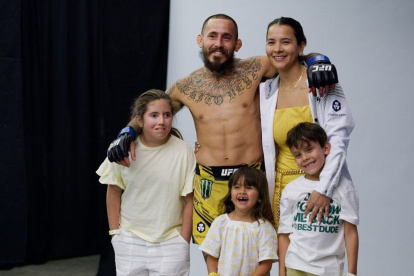 Chito Vera junto a su esposa María Paula Escobar y sus tres hijos.