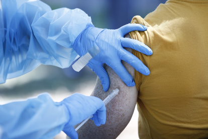 Las vacunas son las alternativas para hacerle frente a cualquier tipo de pandemia en el planeta. 
 CAROLINE BREHMAN / EFE