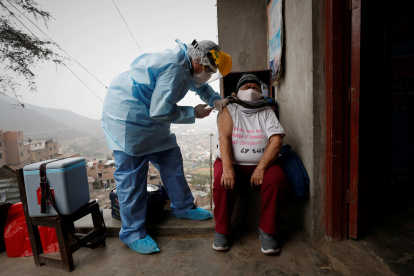 Un enfermero de la posta médica del Cerro El Agustino coloca a un residente una vacuna en Lima (Perú).Imagen de archivo. EFE/Paolo Aguilar