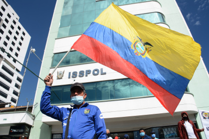 Planton de jubilados y pensionistas de la Policia Nacional en las afueras del edificio del ISSPOL  Quito 16 de Agosto de 2022 Agencia(ag-extra ag-expreso-ag-quito) Gustavo Guaman