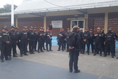 Hecho. El grupo de uniformados en el establecimiento.