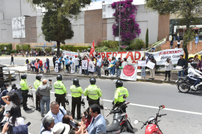 Acción. Simpatizantes del exvicepresidente hicieron un plantón en los exteriores de la cárcel 4 de Quito.