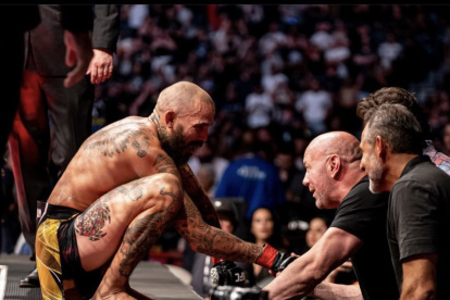 Chito Vera conversando con el presidente de la UFC, Dana White, luego de vencer a Dominick Cruz