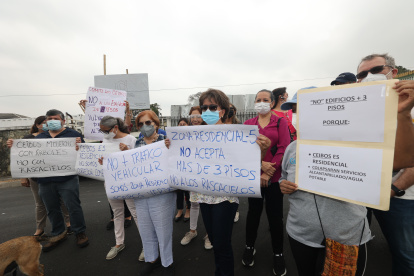 Unión. Los vecinos de la avenida Segunda y de otras cuadras se unieron la mañana del martes para exteriorizar su reclamo por las edificaciones que se levantan.