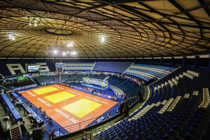 El coliseo Voltaire Paladines fue ofrecido por Fedeguayas. Hay 8.000 butacas en las gradas.