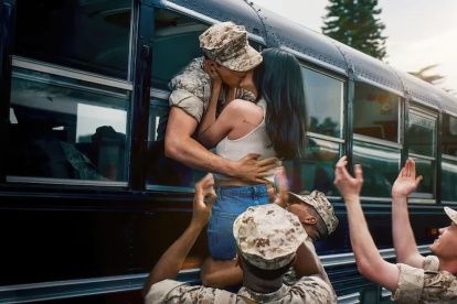 La tragedia hace que la falsa relación entre Cassie, aspirante a músico, y Luke, un marine que está a punto de irse a Irak, se transforme en algo muy real.