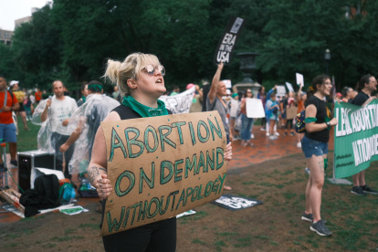 Fotografía de archivo fechada el 9 de julio de 2022 de personas protestando frente a la Casa Blanca para defender el aborto legal, en Washington (EE.UU).