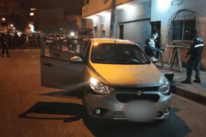 Se encontró un posible artefacto explosivo, un arma de fuego y cartuchos en el vehículo en el que se movilizaban los sospechosos